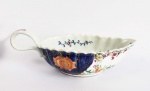 MARQUÊS DE VILA REAL DA PRAIA GRANDE  MINISTRO DE DOM PEDRO I, GOVERNADOR DE MATO GROSSO E PERNAMBUCO. SUNTUOSA MOLHEIRA EM PORCELANA COMPANHIA DAS INDIAS PADRÃO FOLHA DE TABACO. BORDA RECORTADA. DECORAÇÃO COM ESMALTES DA Família Rosa, no padrão Folha de Tabaco, com folha de hibisco, E PROFUSA APRESENTAÇÃO DE flores e folhas. Reinado Qianlong. Séc. XVIII.PEÇA DESSE SERVIÇO ESTÁ REPRODUZIDA NA PAGINA 157 DO LIVRO LOUÇA DA ARISTOCRACIA NO BRASIL DE JENNY DREYFUSCHINA, SEC. XVIII, 29  CM DE COMPRIMENTO. NOTA: Caetano Pinto de Miranda Montenegro, primeiro barão,visconde com grandezaemarquês deVila Real da Praia Grande (Lamego,16 de setembrode1748Rio de Janeiro,11 de janeirode1827), foi ummagistradoepolíticoluso-brasileiro. Foiintendente do Ouro(1791) no Rio de Janeiro . Era o governador daCapitania de Pernambucoà época daRevolução Pernambucana, e foi o primeiroministro da Justiçado Brasil. Caetano Pinto de Miranda Montenegro foicapitão-generale governador dePernambucode 1804 a 1817, quando foi deposto por ocasião da Revolução Pernambucana. Integrou o ministério do imperadorD. Pedro Iem duas ocasiões na pasta da fazenda em 1822 e na justiça em julho de 1823. Essa última pasta foi desmembrada doMinistério do ImpérioporJosé Bonifácio de Andrada e Silva. Foi senador do Império do Brasil (1826), membro doConselho de Estadoe desembargador do tribunal daMesa do Desembargo do Paço. Ao longo de sua vida, recebeu os títulos de barão, visconde e marquês da Vila Real da Praia Grande. Morreu no Rio de Janeiro em 11 de janeiro de 1827. Filho de Bernardo José Pinto de Menezes de Sousa Melo e Almeida Correia de Miranda Montenegro,fidalgo escudeiroda casa real de Portugal, e de Antônia Matilde Leite Pereira de Bulhões. Casou com Maria da Incarnação Carneiro de Figueiredo Sarmento, com quem teve dois filhos: Margarida Máxima Pinto de Miranda Montenegro eCaetano Pinto de Miranda Montenegro Filho, segundo visconde de Vila Real da Praia Grande.Foi fidalgo escudeiro da casa real de Portugal e comendador daOrdem Militar de Cristo. 