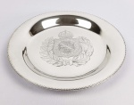 JOSÉ DA COSTA  BRASÃO IMPERIAL BRASILEIRO  BELA SALVA EM PRATA DE LEI COM BRASÃO IMPERIAL BRASILEIRO ASSINADO POR JOSÉ DA COSTA, OURIVES DA MAIS ANTIGA OURIVESSARIA DE COIMBRA EM PORTUGAL. MARCAS DE CONTRASTE ÁGUIA. PORTUGAL, INICIO DO SEC. XX. 28 CM DE DIAMETRO.