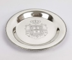 JOSÉ DA COSTA  BRASÃO REAL PORTUGUES  BELA SALVA EM PRATA DE LEI COM BRASÃO REAL PORTUGUES ASSINADO POR JOSÉ DA COSTA, OURIVES DA MAIS ANTIGA OURIVESSARIA DE COIMBRA EM PORTUGAL. MARCAS DE CONTRASTE ÁGUIA. PORTUGAL, INICIO DO SEC. XX. 28 CM DE DIAMETRO.
