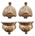 MAGNIFICO PAR DE PEANHAS BARROCAS DE ALTAR COM SEUS DOSSEIS EM MADEIRA ENTALHADA E DOURADA. PEÇAS SUNTUOSAS E ELEGANTES DO BARROCO MINEIRO. A BASE TEM FEITIO LOBADO EM TRÊS FACETAS. O DOSSEL É ABOBADADO COM ARREMATE EM FEITIO DE FLOR. ELEGANTES VOLUTAS JOSEPHINAS REMATAM O DOSSEL. BRASIL, MEADOS DO SEC. XVIII. 40 (H) X 40 (C) X 25 (P) CM AS PEANHAS E 40 (H) X 38 (C) X 24 (P)  CM (DOSSÉIS)