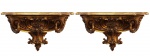 PALACIANO PAR DE LINDAS PEANHAS DE GRANDE DIMENSÃO EM MADEIRA ARTISTICAMENTE ENTALHADAS E RECOBERTAS EM OURO BRUNIDO. FEITIO DE MEIA LUA. DECORADAS COM ARTÍSTICOS LAURÉIS E VOLUTAS VEGETALISTA. CONSTRUÍDAS EM CARVALHO. PORTUGAL, SEC. XVIII. 65 (C) X 42 (H) X 29 (P) CM