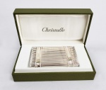 PRATA DE LEI CHRISTOFLE  LUXUOSO PORTA CARTÕES EM PRATA DE LEI TEOR 925. NUNCA FOI USADO ESTÁ ACONDICIONADO EM LUXUOSA CAIXA ORIGINAL COM CERTIFICADO. ELEGANTE E MUITO BONITO! RARAMENTE SE ENCONTRAM PEÇAS DE CHRISTOFLE EM PRATA DE LEI. FRANÇA, SEC. XX. 9,5 X 6 CM
