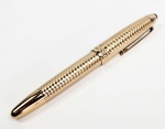 MONTBLANC MEISTERSTUCK SOLITAIRE DOUE LE GRAND GOLD FILLED GEOMETRIC DIMENSION. FONTAIN PEN.  PENA EM OURO 18K. EM ESTADO DE NOVA. ROBUSTA E MODERNA É SEM DÚVIDA UMA BELISSIMA CANETA! ALEMANHA, 14,7 CM DE COMPRIMENTO.