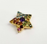 H STERN  LINDO PINGENTE COM FEITIO DE ESTRELA CRAVEJADO COM PEDRAS BRASILEIRAS SENDO: CITRINOS, SAFIRAS, RUBI, ESMERALDA, AMETISTA E DIAMANTES. MARCAS DA MANUFATURA. 3 CM DE COMPRIMENTO. 11,2 G.