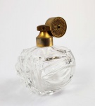 BACCARAT  MARCEL FRANK  LINDO PERFUMEIRO EM CRISTAL MOULLE COM GUARNIÇÃO EM METAL DECORADO COM INTRINCADA MANDALA. ESTILO E ÉPOCA ART DECO.  O ATOMIZADOR FUNCIONA PERFEITAMENTE E É ACIODADO PRESSIONANDO-SE A MANDALA. INTERNAMENTE POSSUI CANÍCULA PARA PUXAR O PERFUME TAMBÉM EM VIDRO. EXCEPCIONAL ESTADO DE CONSERVAÇÃO. FRANÇA, INICIO DO SEC. XX.NOTA: Em 1882, Leopold Franck observa o desenvolvimento de perfumes e instrumentos artesanais usados para pulverizar as fragrâncias. Ele decide iniciar uma produção industrial de atomizadores de perfume. Ele primeiro vende seus produtos para lojas de departamentos e perfumarias. Após sua morte em 1907, seu filho Marcel assumiu o negócio. Ele logo teve contratos para garrafas com grandes empresas de cristal como Baccarat e Saint Louis e com os melhores artistas do vidro (Lalique, Galle, Argy-Rousseau, etc.). Ele transformou atomizadores em obra de arte. A marca ganhou reconhecimento mundial.  Pouco antes de sua morte, a empresa foi vendida e finalmente desapareceu no final dos anos 1990. Um mercado de colecionadores muito ativo mantem a marca viva.
