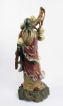 LLADRO GRANDE ESCULTURA DE JOSE ROIG, UM DOS MAIS IMPORTANTES ESCULTORES DA MANUFATURA. DATADA DE 1978  RARISSIMA ESCULTURA EM GRESS DA  LLADRO DATADA DE 1978. REPRESENTA DIVINDADE ORIENTAL DA LONGEVIDADE SEGURANDO GRANDE GALHO COM PÊSSEGOS EM UMA MÃO E NA OUTRA UM PÊSSEGO COM FLORES. OS PERSONAGENS ORIENTAIS DE ROIG PARA LLADRO SÃO EXTREMAMENTE RAROS E COM ALTOS PREÇOS INTERNACIONAIS. ESPANHA, DEC. 1970. 58 CM DE ALTURA.
