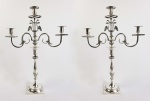 GEORGE FRIEDDRICH FURNIER (1773-1832)  PRATEIRO REAL DA CASA DE HANNOVER.  LINDO PAR DE CANDELABROS REVERSÍVEIS PARA CASTIÇAIS EM PRATA DE LEI. MARCAS PARA CIDADE DE BERLIN, REINO DA PRÚSSIA, DECADA DE 1820. ESSES BELOS CANDELABROS EM PRATA DE LEI SÃO CONSTRUÍDOS EM ELEGANTE ESTILO BIDERMEIER. BASE EM PLATEAU, FUSTE EM BALAÚSTRE DECORADO COM FOLHAS DE ACANTO E CINZELADOS. A PARTE SUPERIOR AMOVÍVEL PARA REVERTER O CONJUNTO EM CASTIÇAIS É DECORADO COM LIRA  CONSTITUÍDA POR DUAS SERPENTES ALADAS ENTRELAÇADAS COM CABEÇAS DE ÁGUIAS. PEÇAS MAGNIFICAS DO INICIO DO PERÍODO BIDERMEIER DA LAVRA DE UM DOS MELHORES PRATEIROS ALEMÃES NAS PRIMEIRAS DÉCADAS DO SEC. XIX. BERLIN, PRÚSSIA, CIRCA DE 1820. 64 CM DE ALTURA,  2430 G