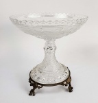 BACCARAT  GRANDE CENTRO DE MESA EM CRISTAL MOULLE COM GUARNIÇÃO EM BRONZE ORMOLU ESTILO E ÉPOCA NAPOLEÃO III. FAZ PARTE DE UM TERNO A SER APREGOADO EM SEQUENCIA A PARTIR DESSE. DECORADO COM FIGURAS DE AVES FENIX. ASSENTE SOBRE PÉS SIMULANDO RAMOS E FLORES. FRANÇA, CIRCA DE 1860. 26 X 26 CM