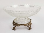 BACCARAT CENTRO DE MESA EM CRISTAL MOULLE COM GUARNIÇÃO EM BRONZE ORMOLU ESTILO E ÉPOCA NAPOLEÃO III. FAZ PARTE DE UM TERNO APREGOADO EM SEQUENCIA A PARTIR DO ANTERIOR. DECORADO COM FIGURAS DE AVES FENIX. ASSENTE SOBRE PÉS SIMULANDO RAMOS E FLORES. FRANÇA, CIRCA DE 1860. 23 X 14 CM