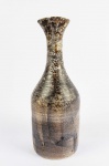 STUDIO POTTERY VASE   BELO FLOREIRO EM CERAMICA GLAZEADA, PEÇA DE DESIGNER EUROPEU DOS ANOS 70. ASSINADO E DATADO 20/03/74.  PROVAVELMENTE ITÁLIA. 26,5 CM DE ALTURA