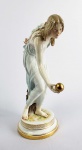 MEISSEN  WOMAN WITH A BALL  MUITO GRANDE ESCULTURA EM PORCELANA DE MEISSEN ESTILO E ÉPOCA ART DECO  EM IMPECÁVEL ESTADO DE CONSERVAÇÃO. MOLDADA PARA MEISSEN PELO ESCULTOR WALTER SCHOTH (1860-1924). UMA DAS MAIS CÉLEBRES ESCULTURAS DESSA MANUFATURA EM TODOS OS TEMPOS. REPRESENTA MULHER COM SEIO DESNUDO VESTIDA COM ROUPAS REVELADORAS, LANÇANDO UMA BOLA EM OURO. A TONALIDADE AZUL É A MAIS RARA PARA ESSA ESCULTURA QUE ATINGE PREÇOS EM TORNO DE 7000 EUROS NO MERCADO INTERNACIONAL. ALEMANHA, FINAL DO SEC. XIX. 37 CM DE ALTURA