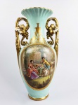 VIEUX PARIS  SUNTUOSO JARRÃO BALAÚSTRE DECORADO COM FUNDO AZUL TURQUESA E GRANDE RESERVA COM REPRESENTANDO CENA FAMILIAR COM  PAIS OBSERVANDO OS DOIS FILHOS QUE BRINCAM COM UM CÃO JUNTO A CASINHA DE MADEIRA. NO LADO OPOSTO RESERVA FLORAL. PROFUSA DECORAÇÃO EM OURO. ALÇAS LATERAIS COM FEITIO DE PARRAS E CACHOS DE UVA. EXCELENTE ESTADO DE CONSERVAÇÃO! FRANÇA, SEC. XIX. 52 CM DE ALTURA.