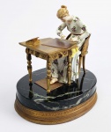 A ARTE DO DESENHO   FORMIDÁVEL ESCULTURA EM PORCELANA E BRONZE DOURADO ASSENTE SOBRE BASE EM MÁRMORE FINALIZADA EM BRONZE. TRATA-SE DE ELABORADA ESCULTURA REPRESENTANDO ALEGORIA Á ARTE DO  DESENHO COM A  FIGURA DE UMA MULHER EM PORCELANA ESMALTADA SENTADA EM CADEIRA DE BRONZE ESTILO IMPÉRIO A FRENTE DE UM BUREAU TAMBÉM EM BRONZE ONDE REPOUSA UM LIVRO E UMA PRANCHETA. A MUSA SEGURA UM TAMBÉM EM BRONZE.  AS PERNAS ESTÃO CRUZADAS E OS PÉS PISAM DELICADAMENTE EM TAPETE EM BRONZE. O CONJUNTO ESTA ASSENTE SOBRE MÁRMORE VERDE ALPI E É FINALIZADO COM BASE EM BRONZE. A QUALIDADE DO BRONZE É EXCEPCIONAL! FRANÇA, SEC. XIX/XX. 21 X 19 CM.