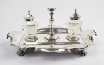 PRATA DE LEI VITORIANA - LINDO TINTEIRO EM PRATA DE LEI COM MARCAS PARA CIDADE DE LONDRES, LETRA DATA PARA CIDADE DE LONDRES E LETRA DATA 1853. POSSUI UM TIMBRE ARMORIAL DE CAVALEIRO ENCIMADO POR UM LEÃO E UMA DEDICATÓRIA DATADA DE 1855. DOTADO DE DOIS FRASCOS EM CRISTAL PARA TINTAS E UM DELICADO CASTIÇAL MÓVEL.  O TINTEIRO  TEM BELO ARREMATE NAS EXTREMIDADES SIMULANDO PERGAMINHO.  INGLATERRA, MEADOS DO SEC. XIX. 26 CM DE COMPRIMENTO.  690 G