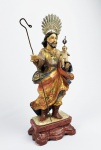 SÃO JOSÉ DE BOTAS  BELA ESCULTURA EM MADEIRA POLICROMADA REPRESENTANDO SÃO JOSÉ COM MENINO JESUS. RESPLENDOR EM PRATA DE LEI. BRASIL, SEC. XIX. 34 CM DE ALTURA (SEM CONSIDERAR O TAMANHO DO RESPLENDOR)