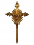 CRISTO CRUCIFICADO  DITO CRISTO VIVO  LINDA ESCULTURA LUZÍADA ESTILO DONA MARIA I EM MADEIRA ENTALHADA E DOURADA REPRESENTANDO A CRUCIFICAÇÃO DE CRISTO. EXPRESSIVOS OLHOS EM VIDRO. PORTUGAL, SEC. XIX. 27 CM DE ALTURA (SOMENTE O CRISTO) E 79 CM DE ALTURA (TOTAL)