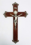 LINDO CRUCIFIXO EM MADEIRA E PRATA DE LEI. A MADEIRA É RECOBERTA POR RÁDICA E O CRISTO E GUARNIÇÕES SÃO EM PRATA DE LEI. O RESPLENDOR DO CRISTO TEM REPRESENTAÇÃO DE CORDEIRO MÍSTICO (AGNUS DEI). PORTUGAL, FINAL DO SEC. XIX. 43 CM DE ALTURA