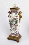 SANSON  LINDA ÂNFORA EM PORCELANA SEGUNDO MODELO MEISSEN DECORADA COM ESMALTES DA FAMÍLIA ROSA . A DECORAÇÃO TEM  FLORES E RESERVAS EMOLDURADAS POR CONTORNO SIMULANDO FOLHA CONTENDO EM SEU INTERIOR PAISAGEM COM CENA LACUSTRE. ALÇAS COM FEITIO DE ÁGUIAS. MANUFATURA SANSON, FRANÇA, FINAL DO SEC. XIX. 34 CM DE ALTURA.NOTA: Sanson especializou-se em atender encomendas de nobres e aristocratas para substituir peças quebradas em antigos aparelhos principalmente de Meissem, Sévres e Companhia das Indias, o nível de perfeição é tão grande que dificilmente se distingue a produção de Sanson das que foram encomendadas no aparelho originalmente. Hoje as peças de Sanson são objeto de coleção disputado por grandes colecionadores.