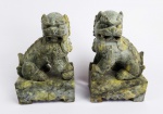 PAR DE BELAS ESCULTURAS EM PEDRA DURA REPRESENTANDO FIGURAS DE CÃES DE FÓ (MACHO E FÊMEA). ARTISTICAMENTE ESCULPIDAS. CHINA, INÍCIO DO SEC. XIX. 20 CM DE ALTURANOTA: Segundo a tradição Budista estes elementos conhecidos também como Cães Celestiais são os protetores dos lares impedindo a entrada do mau. O macho tem geralmente sobre a pata uma esfera enquanto que sob a pata da fêmea existe uma cria. A origem dos cães de fó na cultura chinesa remonta aos leões trazidos em incursões dos chineses à África Oriental, tais animais eram levados empalhados devido a distância para a China e as pessoas assombrados pelo tamanho dos animais empalhados e portanto inertes, os imaginavam como criaturas gentis como cães daí a expressão cão de fó.