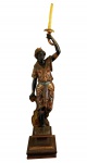 SUNTUOSO BLACKAMOURE CANDELÁRIO DE GRANDE DIMENSÃO. RICAMENTE DECORADO COM POLICROMIA E DOURAÇÃO. PEÇA MAGNÍFICA E DE EXTRAORDINÁRIA QUALIDADE. VENEZA, SEC. XVII OU XIX. 180 X 48 CMNOTA: A decoração utilizando blackamours foi muito empregada pela aristocracia brasileira no sec. XIX, como por exemplo na emblemática Fazenda Secretário em Vassouras que pertenceu ao avô de Eufrásia Teixeira Leite, o Barão de Campo Belo. A majestosa sede tem na entrada principal figuras de blackamours em tamanho natural segurando luminárias. Figuras Blackamoor são esculturas com características de exotização, geralmente homens , utilizados na arte européia no sec. XVIII e XIX. Eles ocorrem em várias representações, muitas vezes com uma bandeja ou algum outro recipiente, que estava disponível para o uso prático. Também em jóias, luminárias, desenhos heráldicos e arte decorativa. Eles muitas vezes representam um conceito que descreve um servo simbólico ou lacaio. A ornamentação é tipicamente veneziana com riqueza de talhe e policromia.