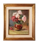OSCAR PEREIRA DA SILVA  OST  VASO COM ROSAS  ASSINADO NO CANTO INFERIOR DIREITO. BELA OBRA DO ARTISTA! 40 X 34 CM  (SEM A MOLDURA) COM ELA (60 X 55 CM)NOTA: Oscar Pereira da Silva (São Fidélis, 29 de agosto de 1865 ou 1867 São Paulo, 17 de janeiro de 1939) foi um pintor, desenhista, decorador e professor brasileiro da passagem do século XIX para o século XX. Desde menino revelou gosto pelo desenho e pela pintura. Assim, em 1882 matriculou-se na Academia Imperial de Belas Artes onde teve como contemporâneos Eliseu Visconti, Eduardo Sá e João Batista da Costa. Foram seus professores Zeferino da Costa, Vitor Meireles, Chaves Pinheiro e José Maria de Medeiros. Em relação ao primeiro, auxiliou-o, juntamente com Castagneto, na decoração da Igreja da Candelária. Em 1887, terminados os estudos na Academia, obteve o cobiçado prêmio de viagem à Europa, o último concedido na época do Império. Em 1897 fundou o Núcleo Artístico, que deu origem à Escola de Belas Artes de São Paulo, onde vem a lecionar. Para Quirino Camporiorito Oscar Pereira da Silva soube manter no transcorrer de cinquenta e sete anos de produção permanente e intensa, desde que retornou ao Brasil em 1896, todo o cuidado de um desenho severamente elaborado, sem num só instante voltar seu rosto para o novo semblante que a pintura adquiriu nessa transposição de tempo do sec. XIX para o XX.