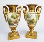 VIEUX PARIS  - PAR DE BELOS FLOREIROS EM PORCELANA ESTILO E ÉPOCA IMPÉRIO DECORADOS COM ESMALTES MANUAIS E PROFUSO OURO. ALÇAS LATERAIS COM FEITIO DE CISNES BEM CARACTERÍSTICOS DO REINADO DE NAPOLEÃO III, BASE E TERÇO INFERIOR RECOBERTOS EM OURO. O BOJO E DECORADO COM PAISAGEM CONTENDO FIGURAS COM PERSONAGENS EM ESTRADA, RUÍNAS E CENA LACUSTRE. NA FACE OPOSTA DECORAÇÃO EM OURO COM ROSAS E RAMAGENS. EXCELENTE ESTADO DE CONSERVAÇÃO! FRANÇA, SEC. XIX. 23 CM DE ALTURA