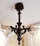 BELO LUSTRE EM BRONZE COM CÚPULAS EM VIDRO ARTÍSTICO ESTILO NAPOLEÃO III.  DOTADO DE TRÊS BRAÇOS PRECEDIDOS POR BELAS FIGURAS DE CARIÁTIDES QUE SUSTENTAM OS LUMES. FRANÇA, INICIO DO SEC. XX. 62 X 43 CM