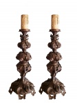 PALACIANO PAR DE TOCHEIROS EM BRONZE ORMOLU DE EXCEPCIONAL QUALIDADE! RICA DECORAÇÃO COM FOLHAS DE ACANTO E PEROLADOS. SÃO BELÍSSIMOS E IMPONENTES! FRANÇA, SEC. XIX. 66 X 25 CM