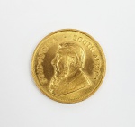 KRUGERRAND MOEDA EM OURO TEOR 22 K CUNHADA EM 1977. 32,77 mm de diâmetro. 33,8 GNOTA: O Krugerrand é uma moeda de ouro sul-africana, primeiramente cunhada em 1967 para ajudam a comercializar ouro sul-africana. O nome em si é um composto de Kruger (o ex-presidente sul-africano retratado no anverso) e Rand, a unidade de moeda sul-africana. Durante os anos 1970 e 1980, alguns países ocidentais proibiram a importação do Krugerrand devido à sua associação com o governo do apartheid da África do Sul. O design dessa moeda é de Otto Schultz, traz o rosto do estadista Boer Paul Kruger, presidente da antiga República da África do Sul. O reverso retrata um springbok, um dos símbolos nacionais da África do Sul. O nome "África do Sul" e o conteúdo de ouro estão inscritos em afrikaanse em inglês. Stephanus Johannes Paul Kruger(fazenda Bulhoek,Colônia do Cabo,10 de outubro de1825 Clarens,Vaud,14 de julhode1904), foi presidente da República Sul-Africana(informalmente chamada República do Transvaal) e líder da resistência bôer contra o domínio britânico na África do Sul