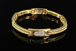 ELEGANTE PULSEIRA BRACELETE EM OURO 18 K CRAVEJADA COM DIAMANTES DISPOSTOS EM ELIPSES. 40 DIAMANTES. 18,5 CM  23,9 G