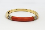TADINI  BELO  BRACELETE EM OURO 18K COM CORAL LADEADO POR DOZE BRILHANTES EXTRA BRANCOS E COM MUITA VIDA. TRABALHO DO JOALHEIRO TADINI.  ESSE MAGNIFICO BRACELETE TEM  INSPIRAÇÃO EM JÓIA VAN CLEEF & ARPELS DESENHADA NA DECADA DE 1970. ABERTURA DO TIPO ALGEMA COM FECHO  REFORÇADO. 6,5 CM DE DIAMETRO. 34,8 GNOTA: LUCIANO TADINI, foi um grande joalheiro italiano radicado em São Paulo. Sua ligação com joalheria começou na infância, em suas incursões na oficina de seu tio, também joalheiro. Foi lá que nasceu o interesse pelo ofício. Fez diversos cursos ainda na Itália e ao chegar ao Brasil ainda no início do ano de 1951, já era um conceituado profissional joalheiro. Suas joias aliam design e qualidade da produção de ourivesaria italiana.
