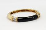 TADINI  BELO  BRACELETE EM OURO 18K COM CORAL LADEADO POR DOZE BRILHANTES EXTRA BRANCOS E COM MUITA VIDA. TRABALHO DO JOALHEIRO TADINI.  ESSE MAGNIFICO BRACELETE TEM  INSPIRAÇÃO EM JÓIA VAN CLEEF & ARPELS DESENHADA NA DECADA DE 1970. ABERTURA DO TIPO ALGEMA COM FECHO  REFORÇADO. 6,5 CM DE DIAMETRO. 34,1 GNOTA: LUCIANO TADINI, foi um grande joalheiro italiano radicado em São Paulo. Sua ligação com joalheria começou na infância, em suas incursões na oficina de seu tio, também joalheiro. Foi lá que nasceu o interesse pelo ofício. Fez diversos cursos ainda na Itália e ao chegar ao Brasil ainda no início do ano de 1951, já era um conceituado profissional joalheiro. Suas joias aliam design e qualidade da produção de ourivesaria italiana.