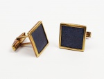 H STERN  ELEGANTE PAR DE ABOTOADURAS EM OURO 18K COM PLACA DE DRUZA DE ÁGATA AZUL ACETINADA. PEÇAS QUE UNEM O UNIVERVO DO ESTILO CLÁSSICO COM A SOFISTICAÇÃO CONTEMPORÂNIA. O QUADRADO TEM 1,8 X 1,8 CM. 14,7 G.