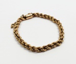 PULSEIRA EM OURO 18 K MALHA DO TIPO TORCEIL. COM PEGA LADRÃO. 18,5 CM DE COMPRIMENTO. 13 G