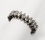 LINDA ALIANÇA DE BRILHANTES LAPIDADOS EM NAVETE EM OURO 18K.  CONSTRUÍDA COM ESTRUTURA FLEXIVEL TEM 24 BRILHANTES MUITO BRANCOS COM APROXIMADAMENTE  0,12 CT CADA UM TOTALIZANDO 2,88 CT. ARO 18. 5 G