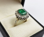 PRECIOSO ANEL EM OURO BRANCO COM  LINDA ESMERALDA COLOMBIANA DE APROXIMADAMENTE 2 CT EMOLDURADA POR 12 BRILHANTES MUITO BRANCOS, COM MUITA VIDA E EXTREMA QUALIDADE COM APROXIMADAMENTE 0,15 CT CADA TOTALIZANDO 1,8 CT. MARCAS DE CONTRASTE PROVAVELMENTE FRANCESAS.  ARO 14. 6,1 G