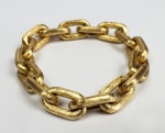TADINI  SUNTUOSA PULSEIRA EM OURO 18K COM FEITIO DE CORRENTE. REMATADA COM EFEITO DE OURO ESCOVADO.21 CM DE COMPRIMENTO.  40,9 GNOTA: LUCIANO TADINI, foi um grande joalheiro italiano radicado em São Paulo. Sua ligação com joalheria começou na infância, em suas incursões na oficina de seu tio, também joalheiro. Foi lá que nasceu o interesse pelo ofício. Fez diversos cursos ainda na Itália e ao chegar ao Brasil ainda no início do ano de 1951, já era um conceituado profissional joalheiro. Suas joias aliam design e qualidade da produção de ourivesaria italiana.