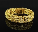 BENO ZUCKER  LOALHERIA BETA - REQUINTADO BRACELETE EM OURO 18K COM FEITIO DE FOLHAS DISPOSTAS FORMANDO FENESTRAS. MARCAS DA MANUFATURA BETA DE BENO ZUCKER O JUDEU QUE MONTOU NO BRASIL A MAIOR JOALHERIA DO MUNDO NA ZONA FRANCA DE MANAUS. 19 CM DE COMPRIMENTO. 52,2 GNOTA:A vida de BENO ZUCKER foi como um filme de ação. Nascido na Romênia frequentava o liceu de arte quando em 1937 então com 14 anos de idade foi notificado pelo diretor do instituto que não poderia mais frequenta-lo por ser judeu. Filho de soldado graduado com honras na primeira guerra mundial BENO ZUCKER foi para casa naquele dia chorando. Mas não se deixou abater no dia seguinte procurou trabalho na Oficina de ourives Dlin onde fazia de tudo desde varrer o chão até entregar encomendas. Mas observava e aprendeu sozinho com a observação as bases do oficio. Aos poucos foi aprendendo e tornou-se o braço direito de Dlin. Foi então que a Alemanha e a União Soviética assinaram um pacto dividindo a Romênia o judeu Dlin, dono da oficina resolveu fugir da noite para o dia e ofereceu a oficina para ZUCKER. Zucker alegou ser impossível pois não tinha dinheiro para paga-lo. Ao que Dlin respondeu: Beno, não se esqueça, se alguém me dá uma oliva para me matar a fome eu devolvo um balde de azeite. Você me deu muitas olivas. Não é muita coisa são só as ferramentas, mas são suas. Os dois nunca mais se viram e começava aí a saga do maior industrial joalheiro do Brasil. Pouco depois disso foi preso em um campo de concentração, mas conseguiu escapar pulando de um trem quando era transferido para uma frente de trabalho. Com o fim da guerra foi para Itália onde aprendeu joalheria industrial. Ao procurar oportunidade no Brasil fundou na zona franca de Manaus o maior império industrial em joalheria que chegou a ter mais de 1500 empregados.