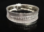 LINDO BRACELETE EM OURO BRANCO 18 K DECORADO EM RELEVO COM LOZANGO CENTRAL CRAVEJADO COM 28 DIAMANTES COM MUITA VIDA E BELEZA! JÓIA FINISSIMA E MUITO ELEGANTE! 19 CM DE COMPRIMENTO.  62 G