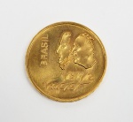 BELA MOEDA EM OURO 22 K COMEMORATIVA DO SESQUICENTENÁRIO DA INDEPENDENCIA DO BRASIL. NO VERSO BUSTOS DO IMPERADOR DOM PEDRO I E DO ENTÃO PRESIDENTE DA REPÚBLICA EMÍLIO GARRASTAZU MÉDICE. REVERSO COM MAPA DO BRASIL COM ROTAS PARTINDO DE BRASÍLIA. ACONDICIONADA EM SEU ESTOJO ORIGINAL.  BRASIL, 1972, 27,5 MM, 16,80 G