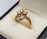 LINDO ANEL EM OURO 18 K COM CRAVAÇÃO DE BRILHANTES DE EXCEPCIONAL QUALIDADE BRANCOS E VIVÍDOS. QUATRO PEDRAS COM APROXIMADAMENTE 0,10 CT  CADA LAPIDADAS EM NAVETE E TRÊS LAPIDAS EM BRILHANTE COM 0,15 CT CADA. TOTAL APROXIMADO 0,85 CT. ARO 14,5. 3,4 G