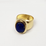 ANEL EM OURO AMARELO 18 K COM CABOCHON DE LAPIS LÁZULI. ARO 15. 6,5 G