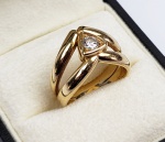 ANEL EM OURO 18 K COM CRAVAÇÃO DE BRILHANTE DE APROXIMADAMENTE 0,2 CT. ARO 17,5 . 8,4 G
