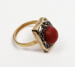 ANEL EM OURO E CORAL ESTILO E ÉPOCA ART DECO. ARO 14 . 4,5 G.