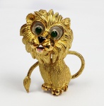 LINDO BROCHE EM OURO 18 K  E ESMALTES COM FEITIO DE BELO LEÃO COM EXPRESSIVOS OLHOS VERDES E BOCA AVERMELHADA. AO FUNDO INSCRIÇÃO MADE IN FRANCE E MARCAS DE JOALHEIRO NÃO IDENTIFICADAS. PEÇA PARA COLECIONADOR, BELÍSSIMA EXECUTADA COM GRANDE PERFEIÇÃO ARTÍSTICA. FRANÇA, SEC. XX. 4 CM DE ALTURA. 18,9 G