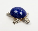 LINDO BROCHE EM OURO 18K (ANCO E AMARELO) COM ESMALTES EM AZUL E PROFUSA CRAVAÇÃO DE BRILHANTES. FEIITIO DE TARTARUGA. CABEÇA, CAUDA E PATAS SÃO CRAVEJADAS COM BRILHANTES.  LINDA JÓIA! 5 CM DE COMPRIMENTO. 20,1 G