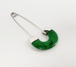 BELO PRENDEDOR EM PRECIOSO JADE E OURO BRANCO. 6,6 CM DE COMPRIMENTO. 5,9 G