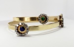 PAR DE BELAS PULSEIRAS EM OURO 18 K, ESMALES E CRAVAÇÃO DE DIAMANTES. AROS AJUSTÁVEIS AO TAMANHO. DO PULSO. 25,5 G