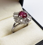 LINDO ANEL EM OURO 18 K COM CRAVAÇÃO DE DIAMANTES EM BAGUETE E PEDRA CENTRAL DE RUBI COM  APROXIMADAMENTE 1CT. MARCAS DO JOALHEIRO GB. ARO 10. 5,5 G