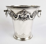 BELO REFRESCADOR EM PRATA DE LEI ESTILO ART DECO COM ELEMENTOS  DOM JOÃO V (CONCHEADOS E VOLUTAS). POSSUI ALMA TAMBÉM EM PRATA DE LEI PARA DESPEJAR A ÁGUA FORMADA PELO GELO DERRETIDO. PORTUGAL, INICIO DO SEC. XX. 17,5 X 17,5 CM. 1030 G